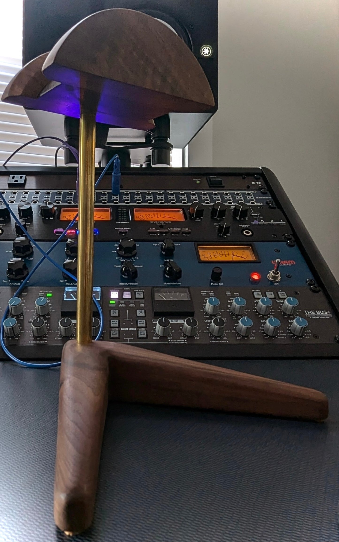 Walnut Headphone Stand – Handmade Mid Century Desk Holder for Over-Ear Headphones – Wooden Display Rack for Audiophiles