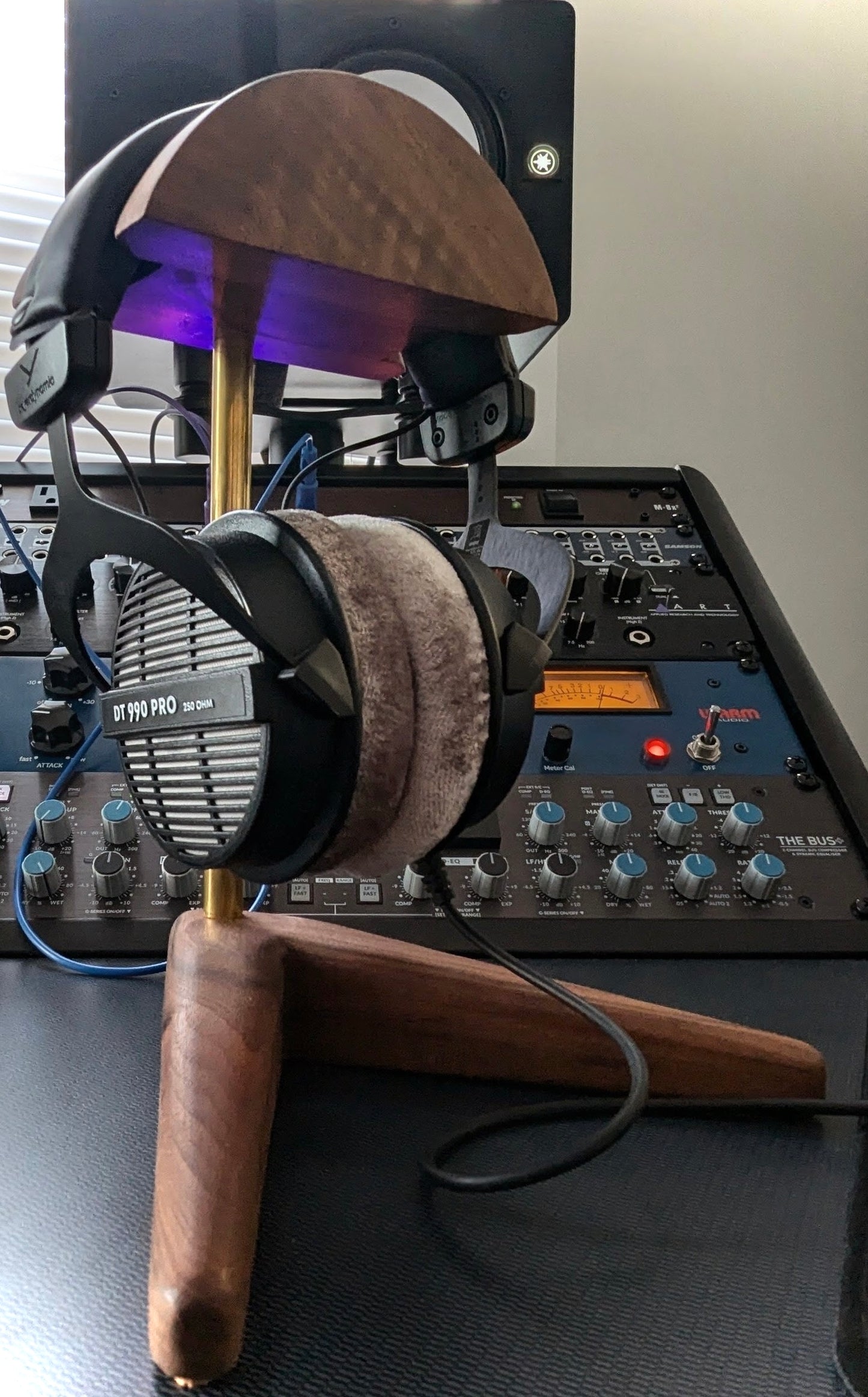 Walnut Headphone Stand – Handmade Mid Century Desk Holder for Over-Ear Headphones – Wooden Display Rack for Audiophiles